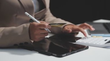 İş yerinde hesap makinesi kullanan iş kadınlarının kapatılması, iş konsepti.