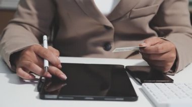 Ofisteki masasında tablet ve kalem kullanarak işadamını kapat.