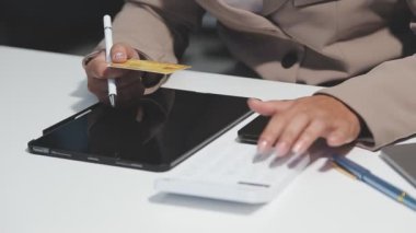 İş adamının iş yerinde hesap makinesi ve kalem kullanması. iş ve teknoloji kavramı.