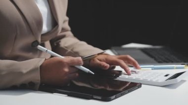 Masada mali verileri olan bir iş adamı defteri yazıyor.