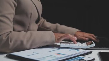 İş adamı iş yerinde dijital tablet kullanıyor, yakın plan