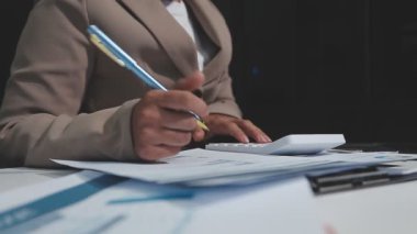 Kapat. İşadamı projesi üzerinde çalışıyor..
