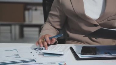 Ofiste belgelerle çalışan bir iş kadını..