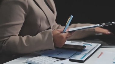 iş kadınları tablet ve kalem kullanıyor