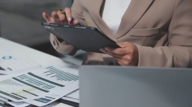 Ofiste tablet ve hesap makinesi kullanan bir iş kadını. iş ve muhasebe kavramı.