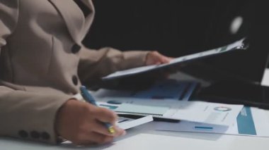 Ofisteki mali verileri analiz eden genç iş kadını