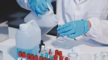 Kimya laboratuvarında çalışan bilim adamı, bilim ve teknoloji konsepti