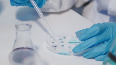 El sıvı halde test tüpü tutuyor..