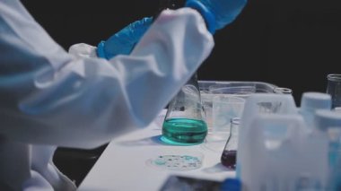 Laboratuvardaki bilim adamının kapanışı.