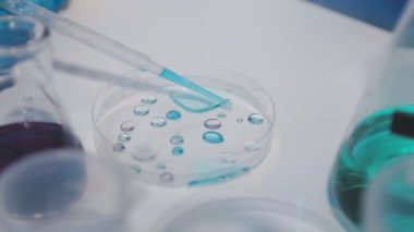 Farklı sıvılarla dolu laboratuvar camları.