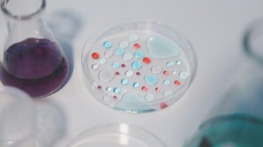 test tüpleri sıvı ile