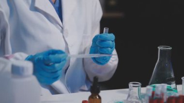 Bir bardak su tutan bilim adamı