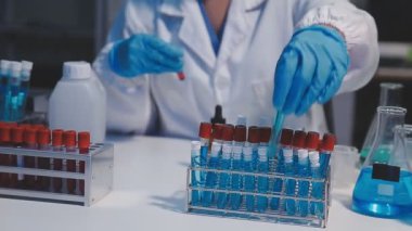 Laboratuvarda çalışan bilim adamı.