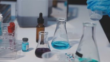 Farklı sıvılarla dolu laboratuvar camları..