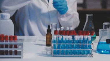 test tüpleri ile çalışan bilim adamı