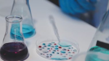Bilim adamı laboratuvarda tüp tutuyor.