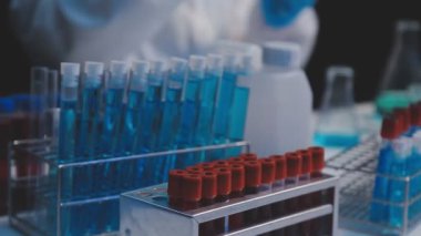 Laboratuvarda bir sıvıyla laboratuvar test tüpüne yakın çekim.