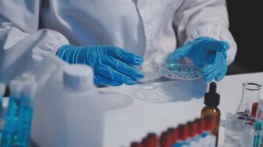 Laboratuvarda çalışan bilim adamı..