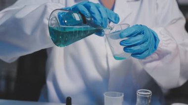 Laboratuvarda kadın bilim adamı