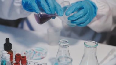 Laboratuvarda çalışan bilim adamı.