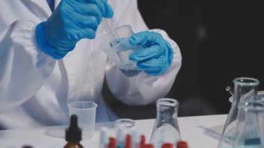 laboratuvar test tüpleri ile çalışan bilim adamı.