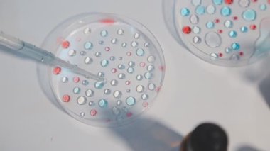 Bir bardak suyla renkli laboratuvar ekipmanları.