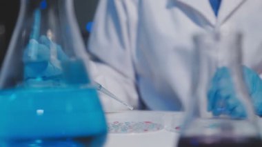 Laboratuvarda test tüpleri tutan bir bilim adamının fotoğrafını çek..