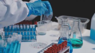 Laboratuvarda mikroskopla bilim adamının yakın görüntüsü.