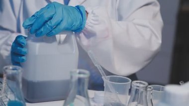 Laboratuvarda çalışan bilimadamlarına yakın çekim