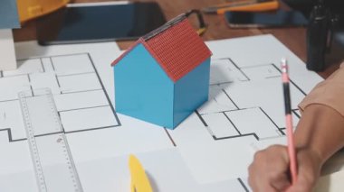 İnşaat alanında çalışan bir adam..