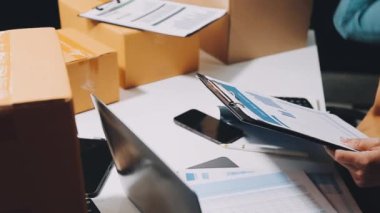 Görevdeki adam dizüstü bilgisayarla çalışıyor.