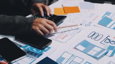 Bir proje üzerinde çalışan tasarımcı