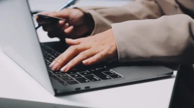 İşadamı ofiste dizüstü bilgisayarda çalışıyor..