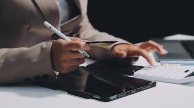 İş yerindeki iş kadınlarının not ve kalem yazışlarını kapatın.