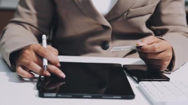 İş adamı masada notlar yazıyor..