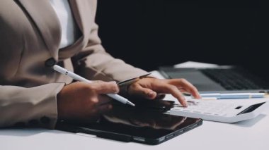 Kapat. İş kadını not defterine yazıyor.