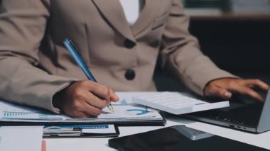 Ofiste çalışan iş adamı