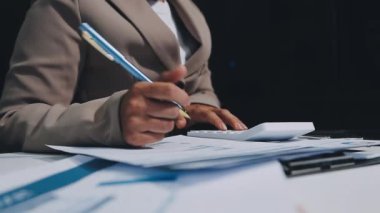 İşadamı kağıda yazıyor.