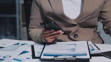 Ofiste Cep Telefonu Kullanan İş Kadını