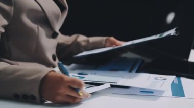 Verileri dizüstü bilgisayarla analiz eden iş adamı