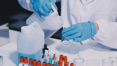 Laboratuvarda şırınga ve aşıyla çalışan tıp doktorunu kapatın..