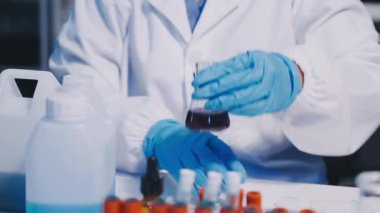 Kimya laboratuvarında çalışan bilim adamı..