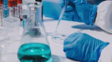 Mavi sıvıyla laboratuvar asistanı