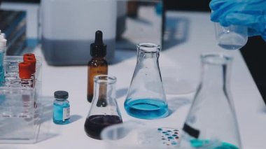 Mavi sıvılı laboratuar camı.