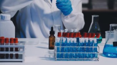 Laboratuvar test tüpleri ile bilim adamı