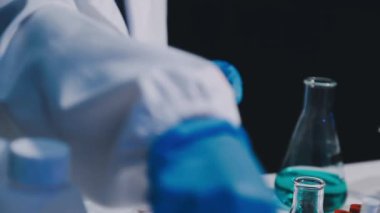 Laboratuvarda deney tüpü ve kimyasal sıvıyla bilim adamı