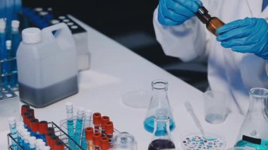 Test tüplü laboratuar asistanı