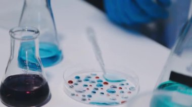 Test tüpü tutan bilim adamını yakın çekim