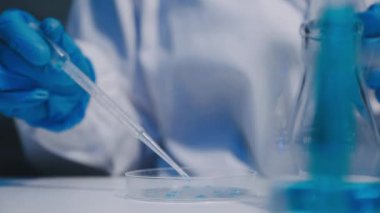 Bilim adamı holding tüp laboratuvarında sıvı ile