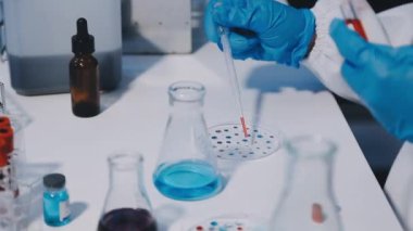 laboratuarda laboratuar asistanı